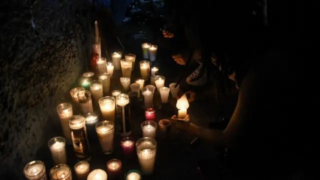 Velas recordando a Alexis