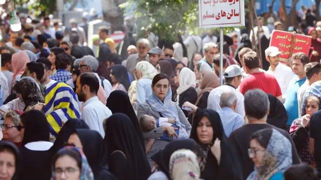 Multitud de personas en Teherán, Irán