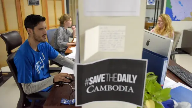 Ảnh chụp các nhà báo của Cambodia Daily làm việc trong phòng tin hôm 31/8/2017