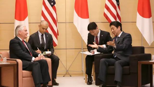 日本首相安倍晋三会见蒂勒森。