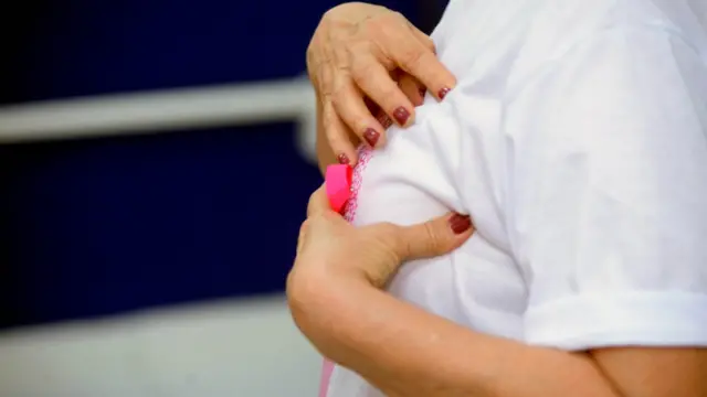 Mulher apalpa o peito,jogos que ganha dinheiro de verdade no pix na horablusa, dentrojogos que ganha dinheiro de verdade no pix na horasala