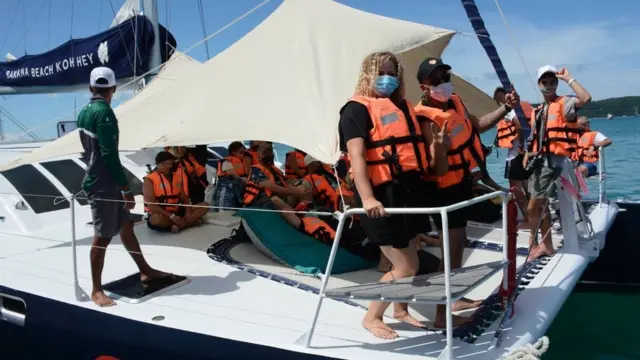 นักท่องเที่ยวเบนเรือยอตช์