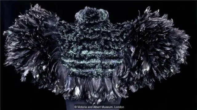 上图是奥古斯塔·香波（Auguste Champot）于1895年以公鸡的羽毛制成的披肩。(Credit: Victoria and Albert Museum, London)