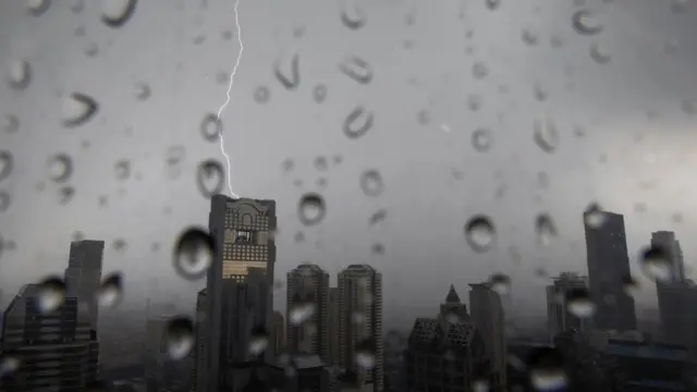 बारिश की बूंदें.