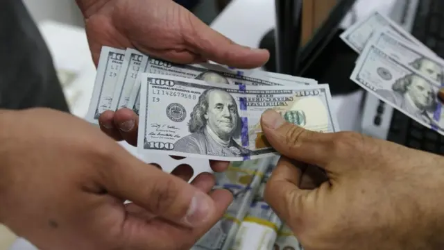 دلار ۴۲۰۰ تومانی به دلیل این که اولین بار اسحاق جهانگیری، معاون اول رئیس جمهور ایران از آن خبر داد به "دلار جهانگیری" هم شهرت یافته