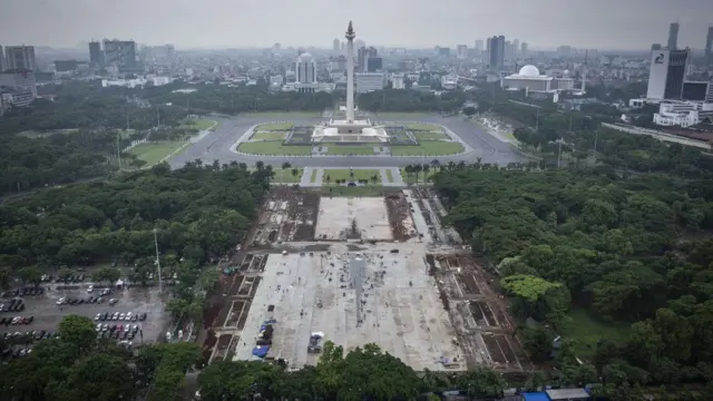 Suasana pembangunan Plaza Selatan Monumen Nasional (Monas) di Jakarta