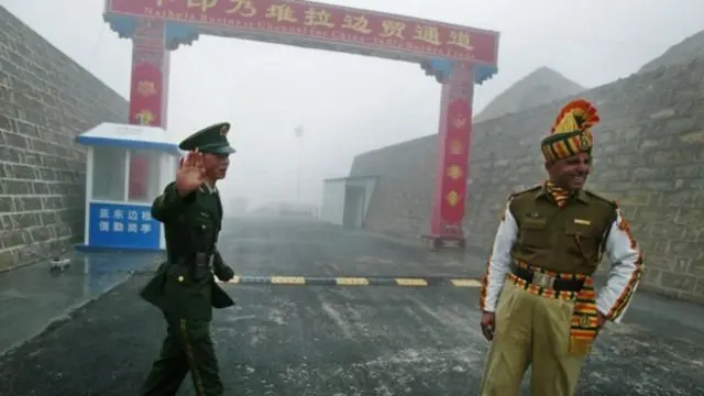 පසුගියදා දේශසීමා අවුල මතුවුනේ චීනය 'ඩොක්ලාම්' දේශ සීමාවේ මාර්ගයක් ඉදි කරනු ලැබීමත් සමඟයි