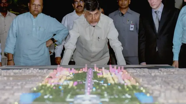 అమరావతి నమూనాను వీక్షిస్తున్న చంద్రబాబునాయుడు