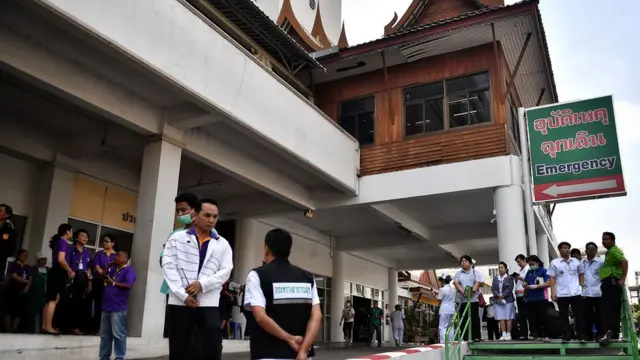 ทีมแพทย์ พยาบาล และเจ้าหน้าที่ทุกฝ่ายในโรงพยาบาลระดมกำลังกันกว่า 200 คน ในคืนนั้น