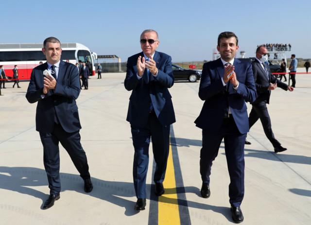 Халук Байрактар (слева), президент Турции Реджеп Тайип Эрдоган (в центре) и Сельчук Байрактар