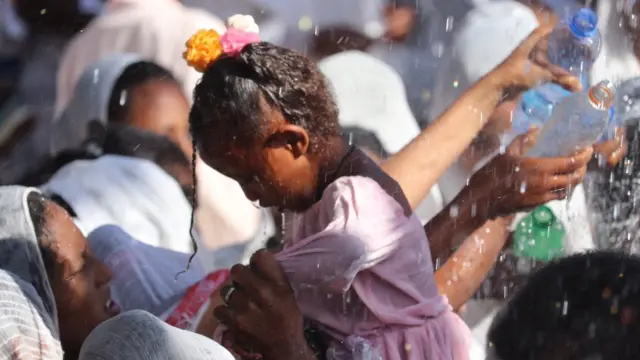 ከሕፃናት እስከ አዋቂዎች በተለምዶ መስቀል አደባባይ ተብሎ በሚጠራው ቦታ በመገኘት አክብረዋል