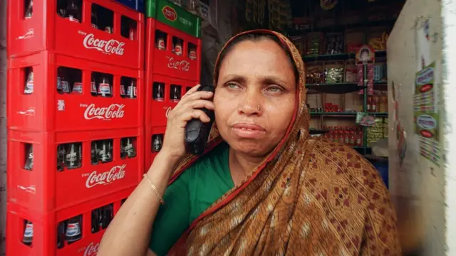 বাংলাদেশে মোবাইল কোম্পানিগুলো বলছে, বিটিআরসি জোর করে অর্থ আদায়ের চেষ্টা করছে