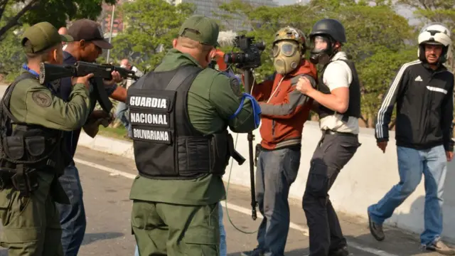 военные неподалеку от авиабазы