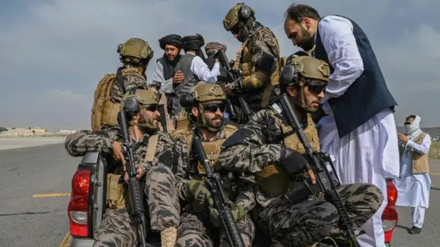 مقاتلو طالبان في مطار كابل