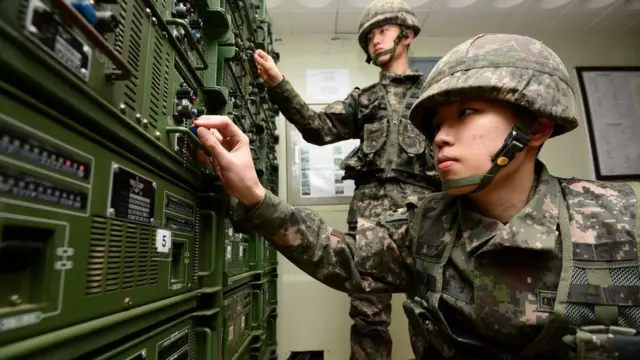 Lính Hàn Quốc kiểm tra hệ thống loa to để tuyên truyền hướng sang Bắc Triều Tiên bên kia giới tuyến