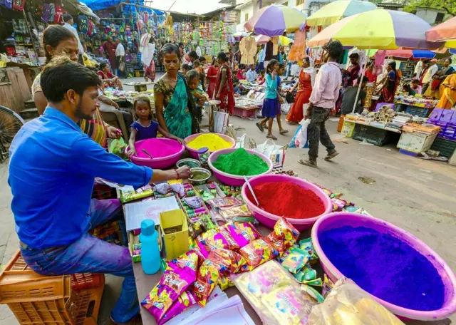 गुरुवार की शाम बिहार के गया में गुलाल बेचता एक दुकानदार.