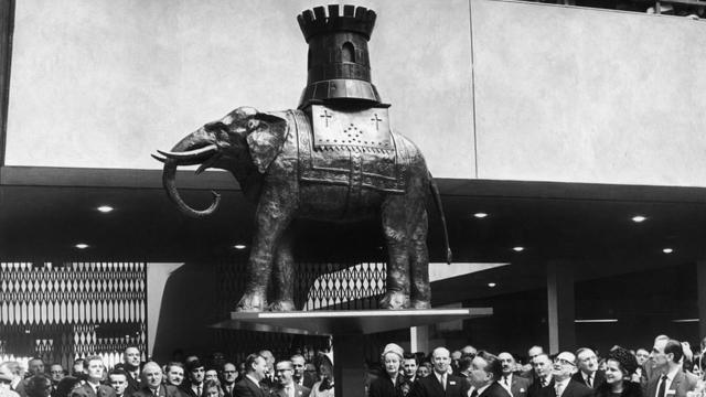Inauguración del centro comercial de Elephant and Catsle
