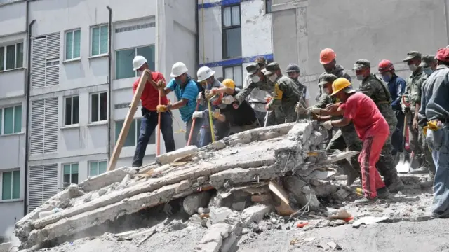 Rescatistas durante el terremoto en México