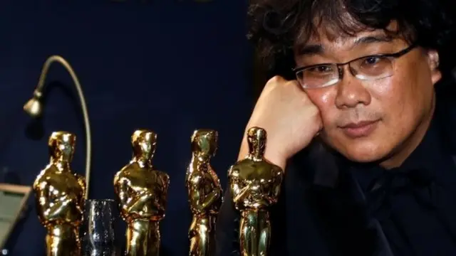 O diretor Bong Joon Ho ao ladojogar os jogos do googleestatuetas do Oscar