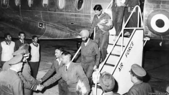 1 दिसम्बर 1972 को दिल्ली के पालम हवाई अड्डे पर उतरते भारतीय पायलट बनी कोएलहो, धीरेंद्र एस जाफ़ा, तेजवंत सिंह