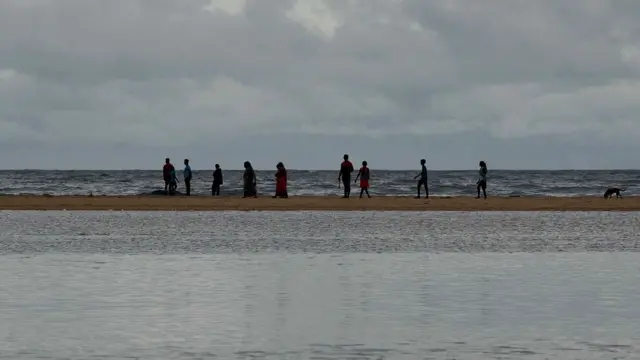 చెన్నై మరీనా బీచ్ తీరంలో సందర్శకులు