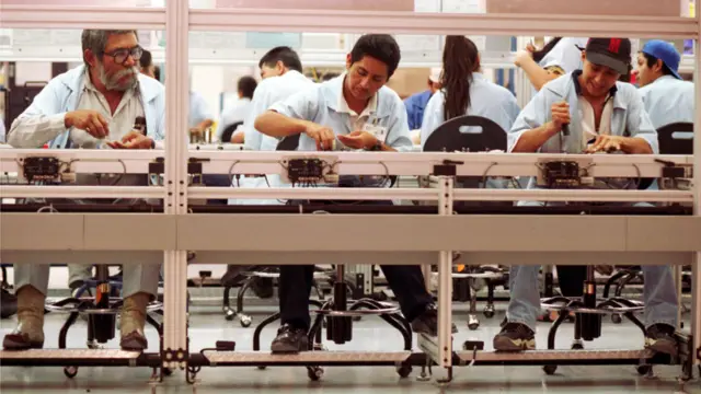 Trabajadores en maquiladora