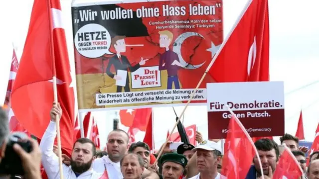 Köln'de Demokrasi mitingi