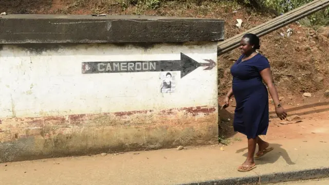 Cameroon woman dey cross border enter Nigeria