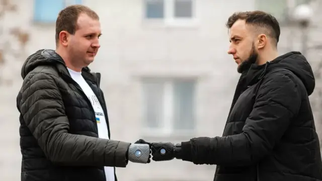 Андрий (чапда) ва Виталий урушда қўлларидан айрилганлар.