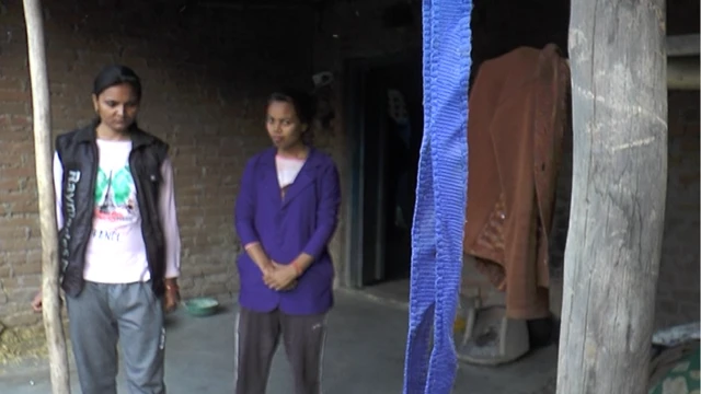 पतियों को तलाक़ आपस में शादी रचाने वाली लड़कियों की कहानी