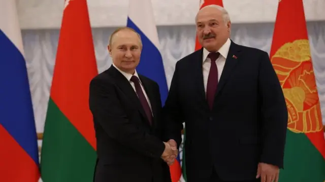 الرئيس الروسي فلاديمير بوتين (إلى اليسار) يصافح الرئيس البيلاروسي ألكسندر لوكاشينكو (إلى اليمين) خلال حفل الترحيب في قصر الاستقلال في 19 ديسمبر/كانون أول 2022، في مينسك، بيلاروسيا