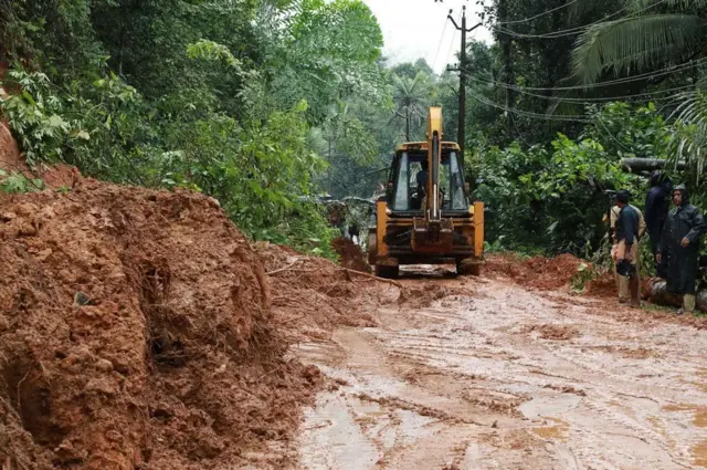 પૂરને કારણે ભૂસ્ખલનની સ્થિતિ સર્જાઈ