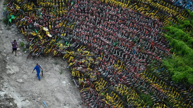 পরিত্যক্ত বাইসাইকেলে জং ধরতে শুরু করেছে।