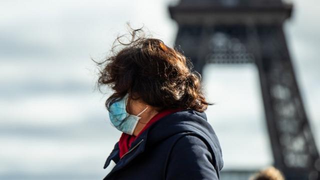 Женщина на фоне Эйфелевой башни в Париже