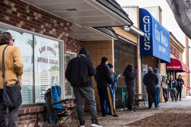 Очередь в оружейный магазин