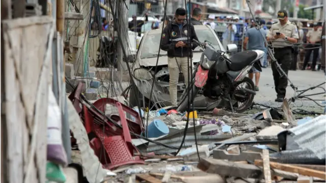 Restos de la explosión y destrozos de mobiliario y la policía en el lugar haciendo el registro.