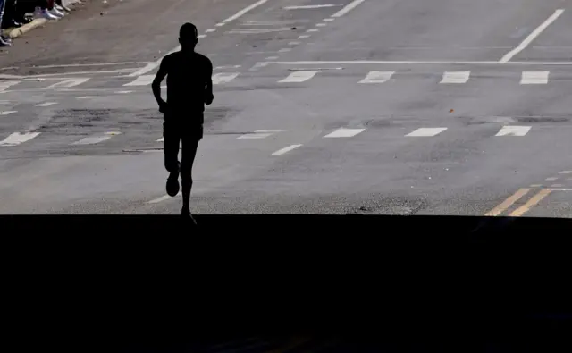Dan tseren Kenya Albert Korir ya yi nasara a gasar tsere da aka gudanar a birnin New York City ranar Lahadi, bayan da ya zo matsayi na biyu a shekarar 2019.