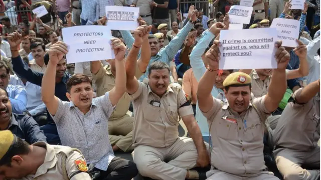 प्रदर्शन करते पुलिसकर्मी