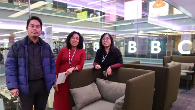 Mohamad Susilo, Rohmatin Bonasir, dan Endang Nurdin di kantor BBC New Broadcasting House, London, Desember 2022.