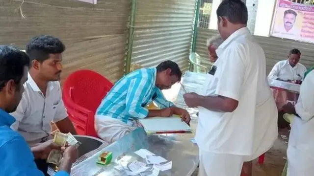 చదివింపుల వివరాలు రాస్తున్న రాజన్