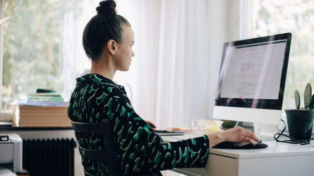 Mulhercasa de betsfrente a computador