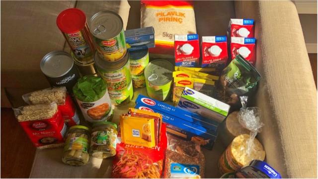 杨丽还根据德国联邦民防与灾难援助办公室提供的应对紧急情况物资清单囤了不少粮食。