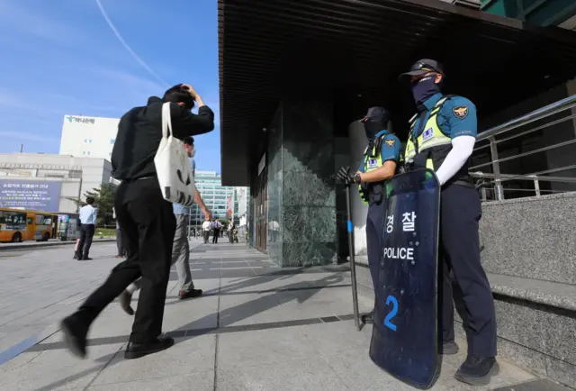 4일 오전 묻지마 흉기 난동 사건이 발생한 경기 성남시 분당구 서현역에 경찰 병력이 배치돼 있다