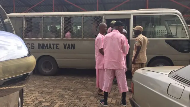 Imodoka zugajwe ubuyungiro nizo zitwara abanyururu mu kwirinda ngo ntibatoroke