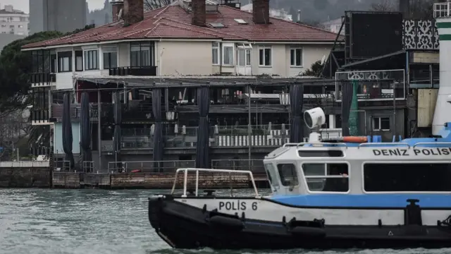 ตำรวจกองพิสูจน์หลักฐานลงพื้นที่หาหลักฐานในที่เกิดเหตุเมื่อช่วงรุ่งเช้านี้