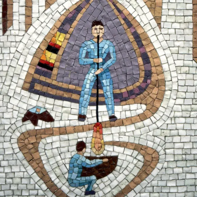 Mosaico que adorna una pared de Venecia mostrando un soplador de vidrio.