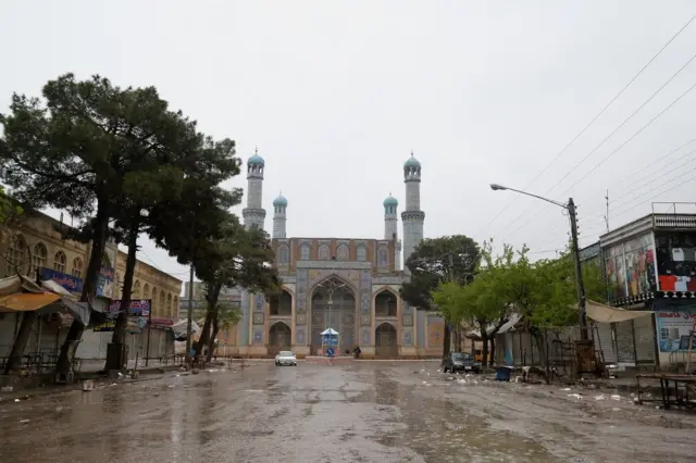 جاده لیلامی‌فروشان هرات در نزدیک مسجد جامع