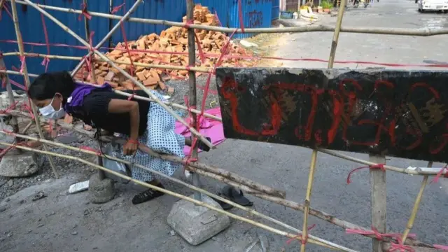 కొంత మంది మాత్రం ఆహారం, ఔషధాల కోసం బయటకు రాగలిగారు. చాలా మంది గడప దాటలేకపోయారు.