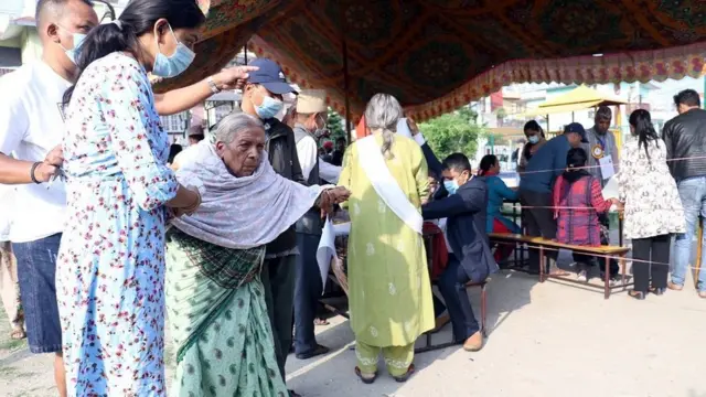 मतदान केन्द्रमा वृद्धा