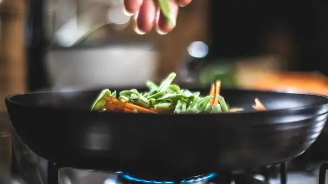 Під час готування їжі важливо використовувати витяжку або відкривати вікно